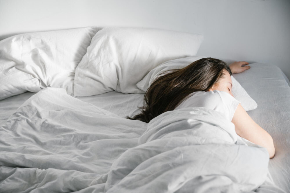 夜ふかしが首肩こりを悪化させる？睡眠リズムと自律神経の深い関係