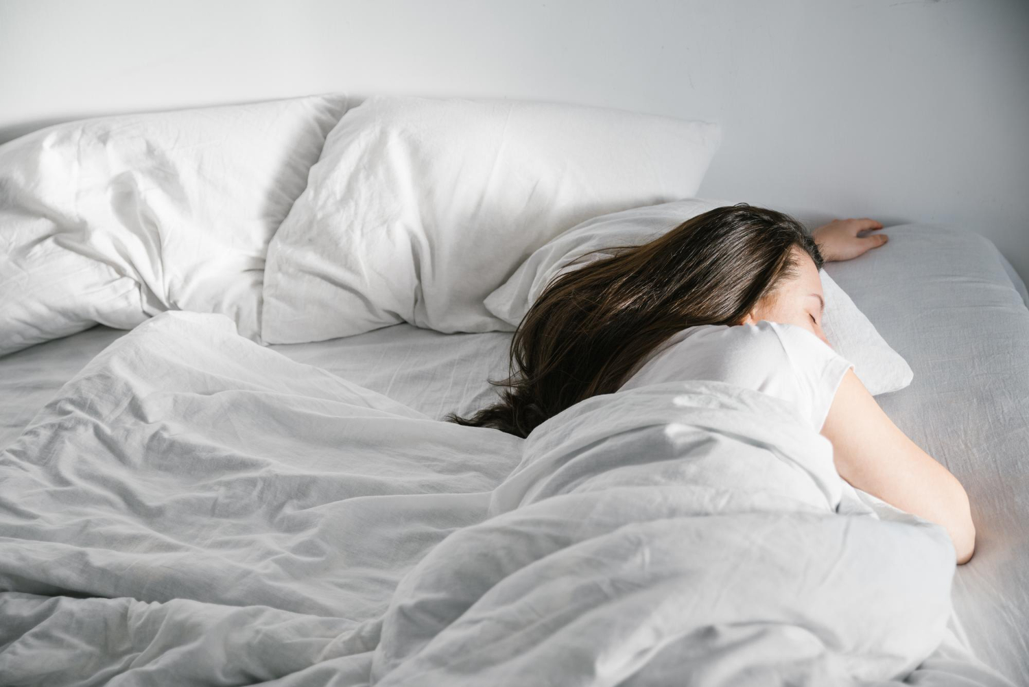 夜ふかしが首肩こりを悪化させる？睡眠リズムと自律神経の深い関係