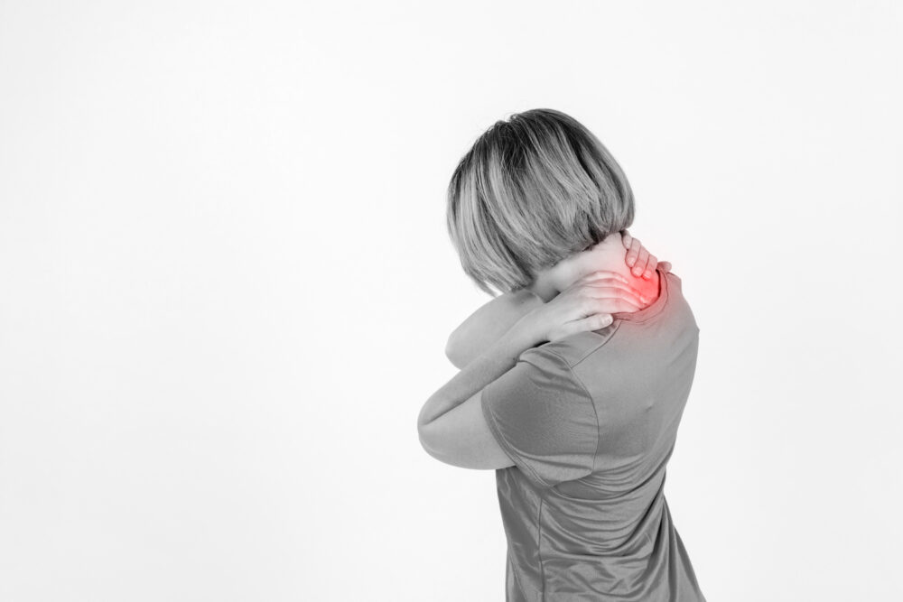 スマホを見すぎると脳が固まる？“情報過多”が招く首肩こり