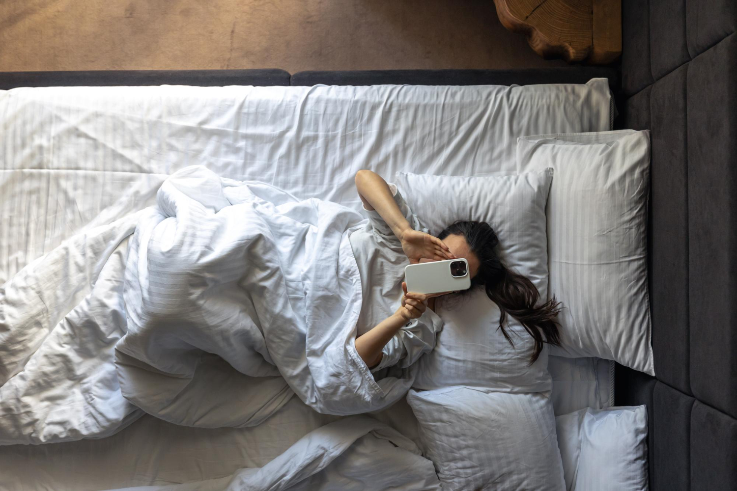 寝る前のSNSが首肩こりを作る理由をプロが徹底解説