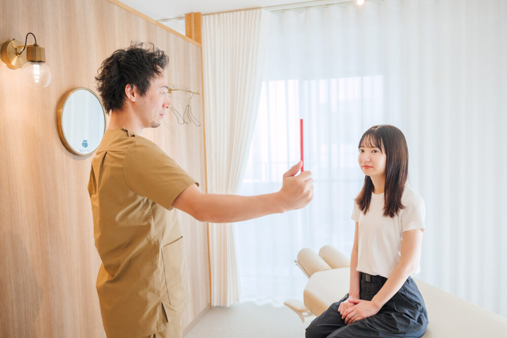 デスクワークによる眼精疲労が全身に波及する構造 ── 軸①脳幹×軸③自律神経の連鎖から読み解く目・首・肩の連動